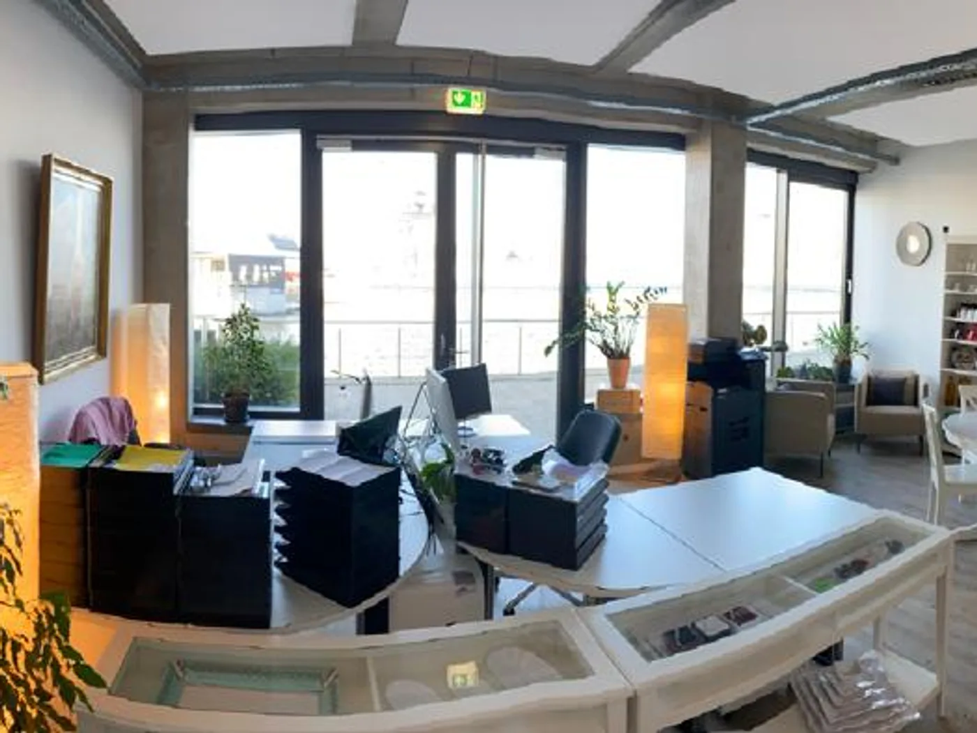 Büro-Panorama mit Musterplatten und Hafenblick