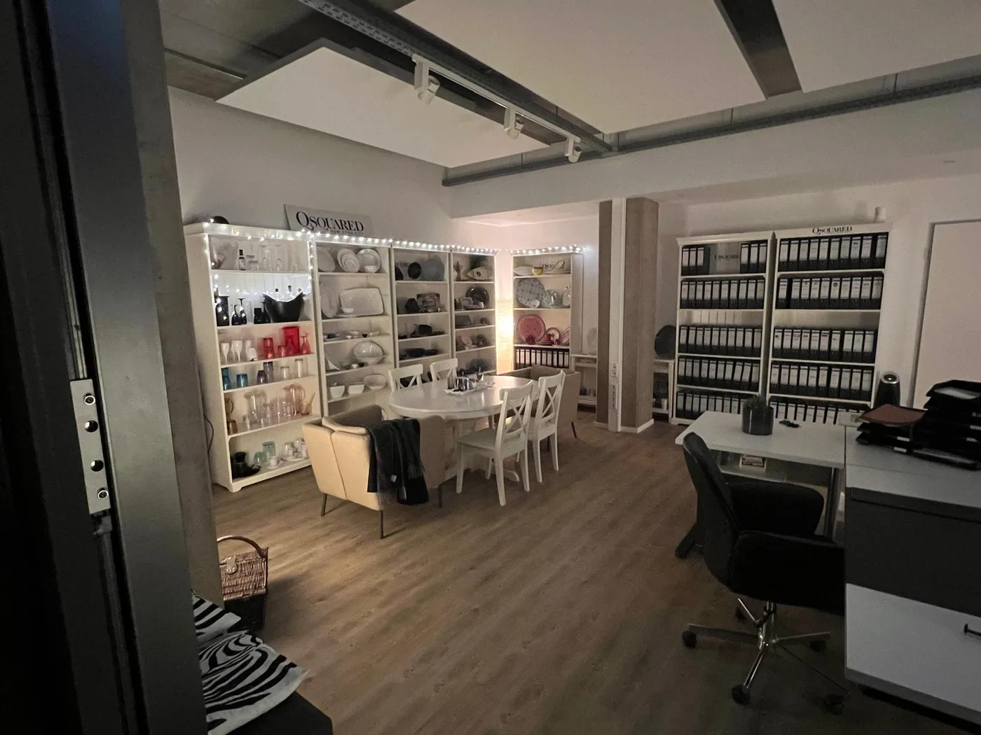 Showroom am Abend mit Lichterketten